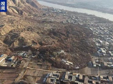 甘肃滑坡重创：45户房屋被埋，家园瞬间变废墟