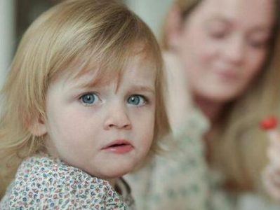 芬兰小姐拍照争议：手拉眼睛姿势涉嫌歧视中国引发热议