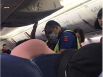 惊魂一刻：20岁男子飞行途中擅自开启飞机舱门