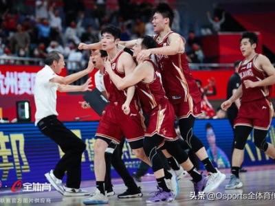 中国男篮主教练现身十五运男篮赛场