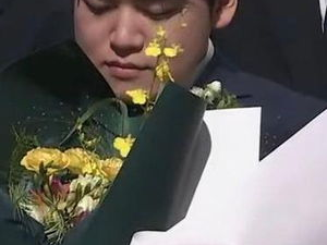 Gumayusi与T1队员激情握手，友谊与竞技的完美融合